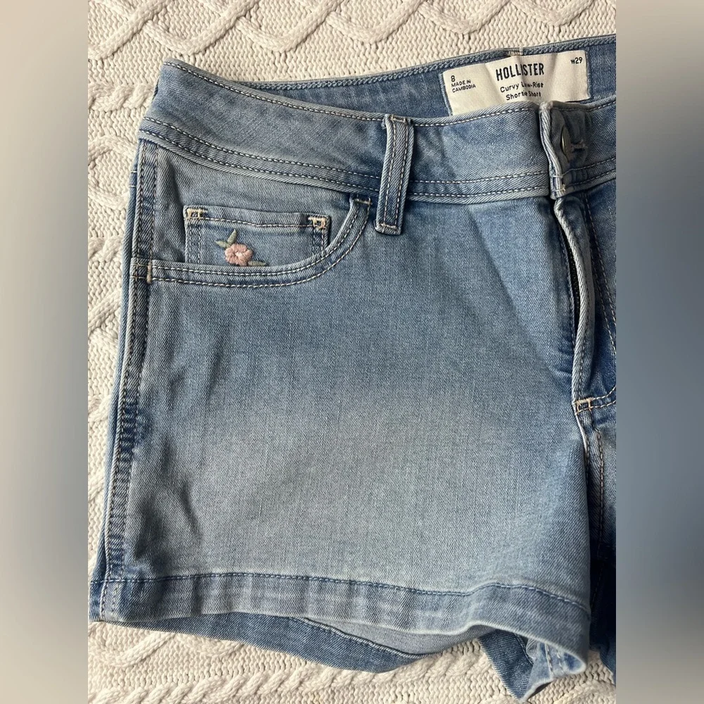 Hollister Women's Light Wash Floral Embroidered Shortie Jean Shorts Size 10 - Picture 14 of 14